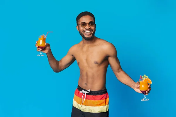 Chico negro alegre con dos cócteles frescos de verano —  Fotos de Stock