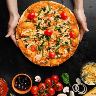 Masaya Ev Yapımı Pizza Koyan Kadın, Ekin