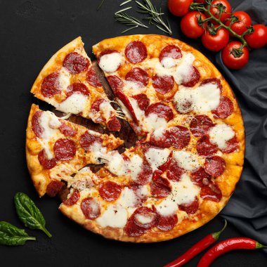 Siyah Masa Üzerine Sıcak Dilimlenmiş Pepperoni Pizza