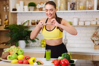 Spor Blogger Smartphone Üzerinde Detoks Suyu Fotoğraf Taking