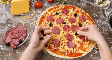Pizzaiolo Pizza siyah zeytin ekleme, Pepperoni Pizza hazırlanması