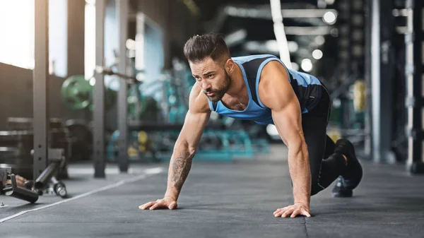 Kas adam spor salonunda sert egzersiz için hazırlanıyor — Stok fotoğraf