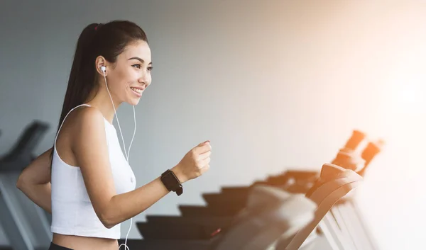 Entrenando en el gimnasio. Fit mujer corriendo en la cinta de correr — Foto de Stock