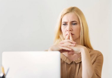 Pazarlamacı Yeni Fikirler Hakkında Düşünme, Laptop Üzerinde Çalışma