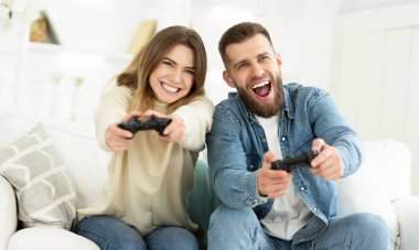 Joysticks tarafından Video Oyunları Playing Gülen Çift
