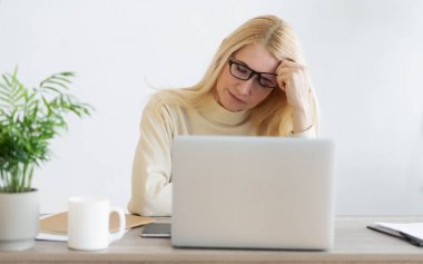 Ofiste Baş Ağrısı Muzdarip Overworked Olgun İşkadını