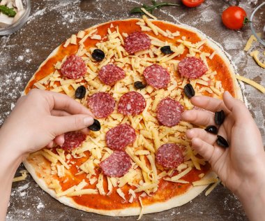 Pizza Dekorasyonu. Şef Pizzaya Zeytin Ekliyor