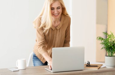 İş e-postası ile yanıt. Dizüstü Bilgisayar Kullanan Kadın