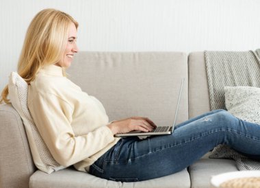 gülümseyen kadın evde laptop ile rahatlatıcı