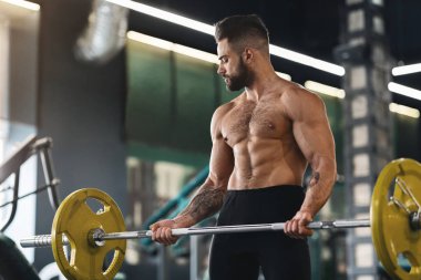 Halterci halter ile egzersiz, halter yarışmasına hazırlanıyor