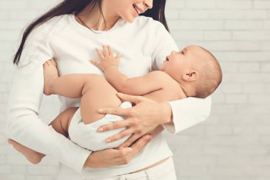 Genç Anne şirin yeni doğmuş çocuğunu sarılma
