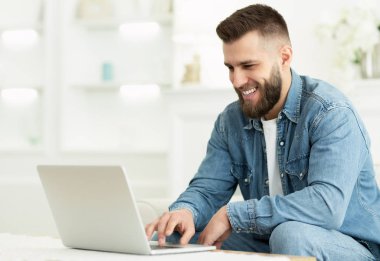 Freelancer Man Evde Laptop Online On Çalışma