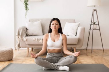 Yoga zamanı. Asyalı Kız Egzersiz Ve Meditasyon