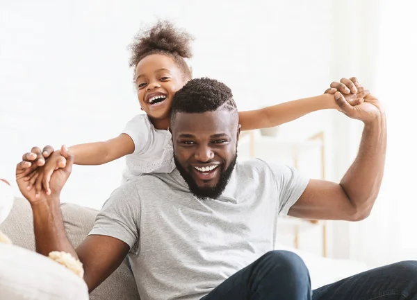Afrikanisch-amerikanischer Mann spielt mit seiner kleinen Tochter — Stockfoto