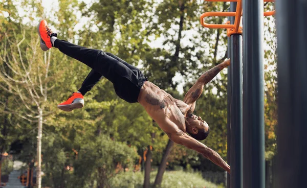 Afro-Mann beim Stand-ABS-Training an der Bar im Freien — Stockfoto