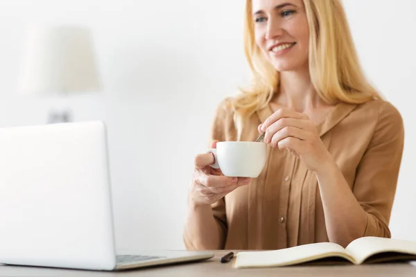 Hora da pausa para o café. Empreendedor trabalhando no laptop — Fotografia de Stock