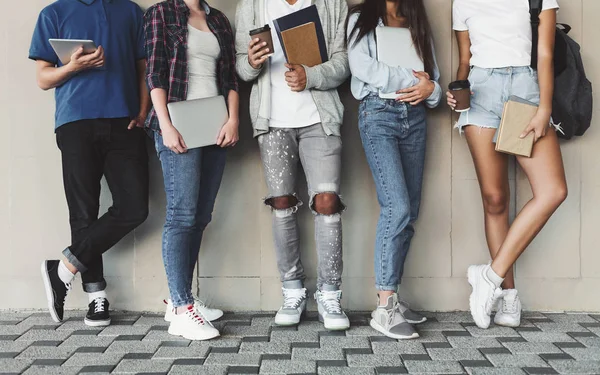 Grupo de Adolescentes Diversos Posando com Gadgets e Livros — Fotografia de Stock