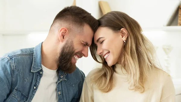 Pareja amorosa disfruta de momento tierno tocando los frentes delanteros — Foto de Stock