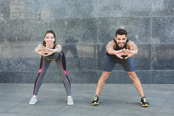 Glückliches, fittes Paar beim Outdoor-Training in der Stadt — Stockfoto