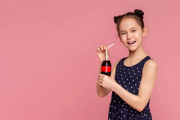 Alegre niña disfrutando de dulce bebida de verano — Foto de Stock