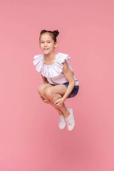 Активная счастливая девочка, прыгающая в стиле бомбы — стоковое фото