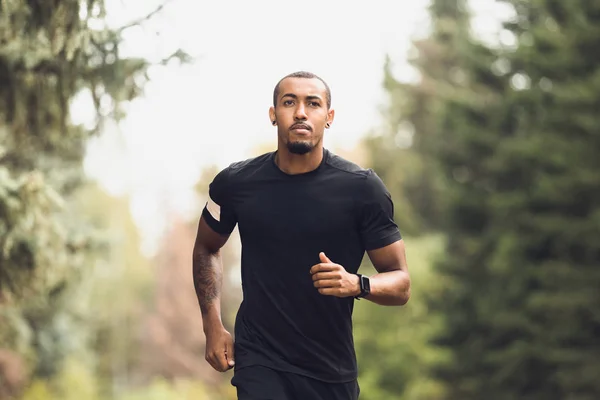 Entrenamiento matutino. Afro Runner trotando en el parque — Foto de Stock