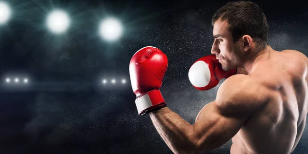 Sano atleta uomo mostrando i muscoli della mano sulla macchina fotografica — Foto Stock