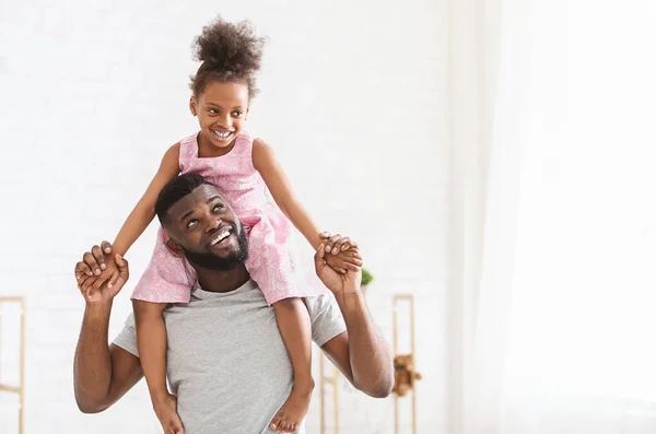 彼の肩に小さな娘を持つアフリカ系アメリカ人の父親, — ストック写真