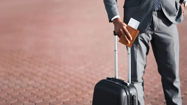 Afrikanischer Geschäftsmann im Besitz eines Reisepasses mit Eintrittskarten, — Stockfoto