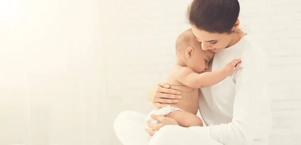 Joven madre sosteniendo a su hijo recién nacido en las manos —  Fotos de Stock