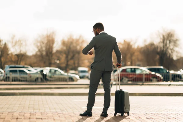 Taxi dall'aeroporto. Uomo d'affari in attesa di taxi auto — Foto Stock