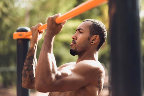 Sport a životní styl. Afro-muž pro vyžádanou replikaci na vodorovném pruhu — Stock fotografie