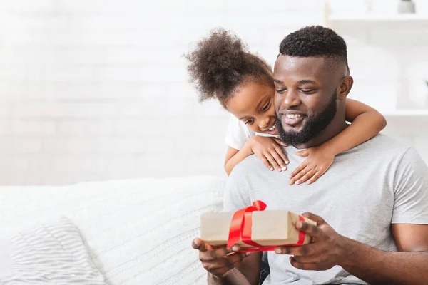 Adorable niña afroamericana abrazando a su padre — Foto de Stock