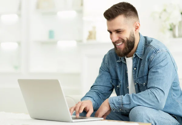 Homem Freelancer trabalhando no laptop on-line em casa — Fotografia de Stock