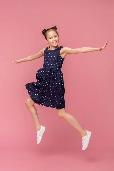 Niedliche kleine Mädchen im Kleid gehen überspringen — Stockfoto