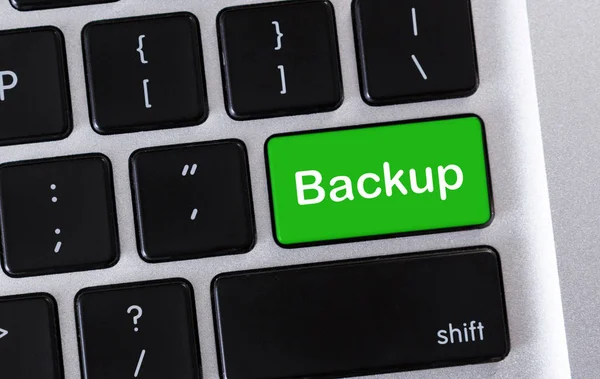 Pulsante verde di backup sulla tastiera del computer, primo piano — Foto Stock