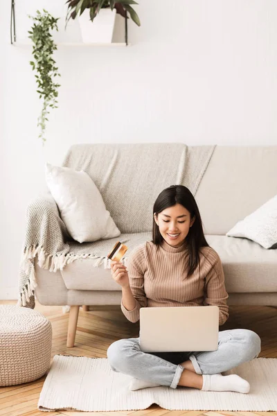 Happy Girl robi płatności online z kartą kredytową i laptopem — Zdjęcie stockowe