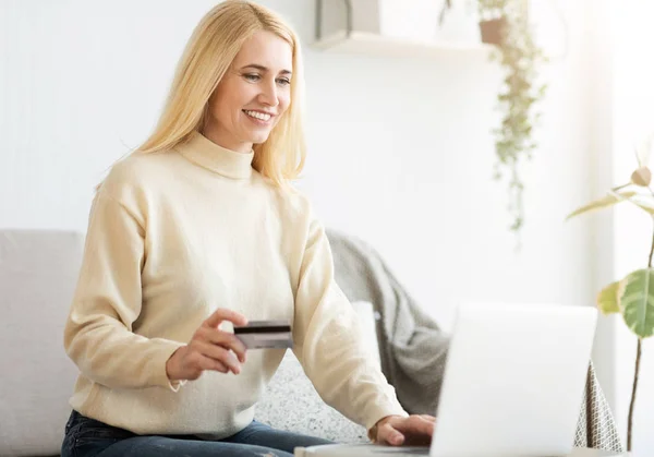 Mujer haciendo pago en línea con tarjeta de crédito — Foto de Stock