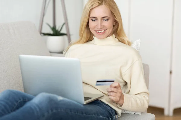 Онлайн оплата. Жінка купує одяг онлайн на ноутбуці — стокове фото