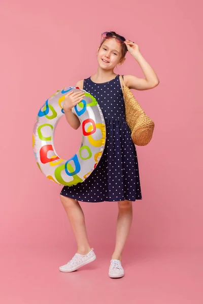 Menina alegre que vai nadar com anel inflável — Fotografia de Stock