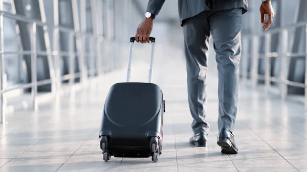 Geschäftsmann am Flughafen zieht für Geschäftsreise ans Terminal-Gate — Stockfoto