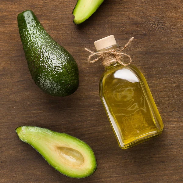 Frische Avocados und Öl in der Flasche — Stockfoto