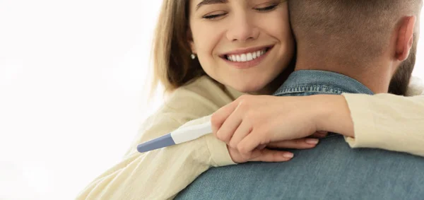 Mutlu çift pozitif gebelik testi ile sarılma — Stok fotoğraf