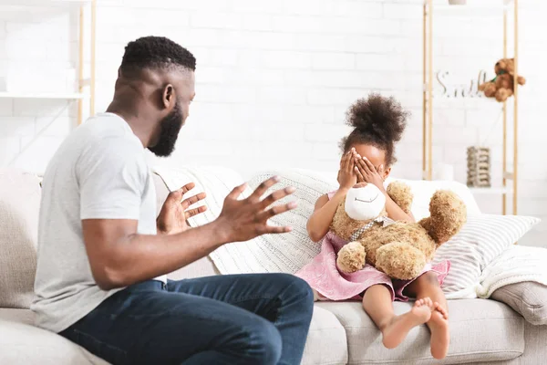 Zły afrykański amerykański ojciec krzyczał na swoją małą córkę — Zdjęcie stockowe