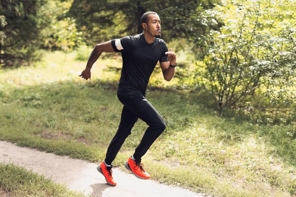 Morgentraining. Afro-Mann joggt im Park — Stockfoto