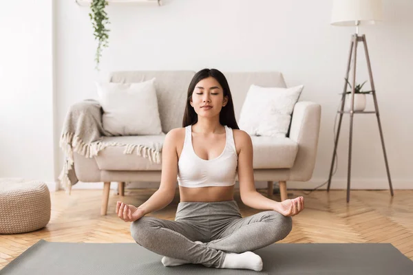 Dags för yoga. Asiatisk tjej utövar och mediterar — Stockfoto