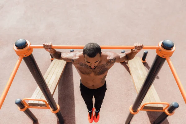 Afro Atlet Yatay Çubuk Üzerinde Pull-Up yapıyor — Stok fotoğraf