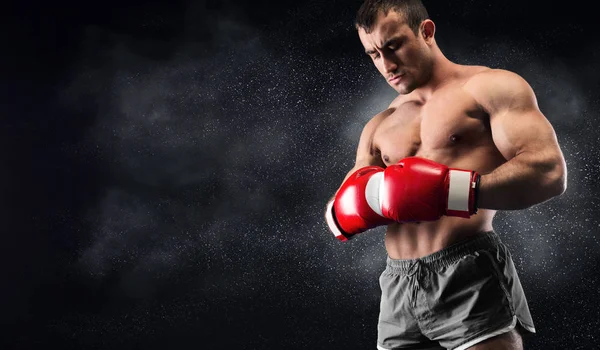 Joven boxeador concentrándose antes de una pelea decisiva —  Fotos de Stock