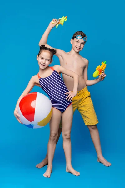 Alegre menino e menina brincando com brinquedos de praia — Fotografia de Stock