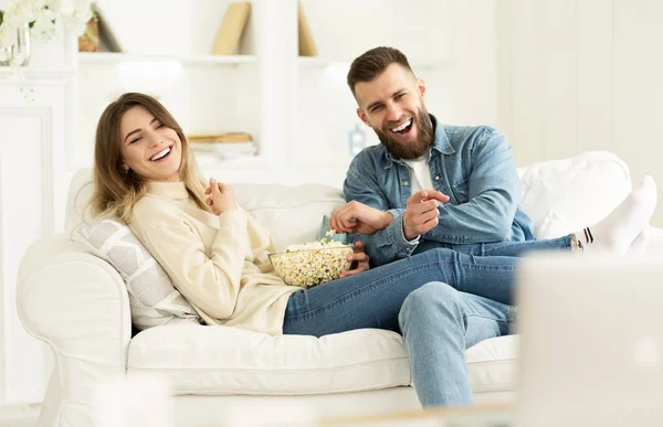 Jeune couple rire regarder la comédie film en ligne — Photo